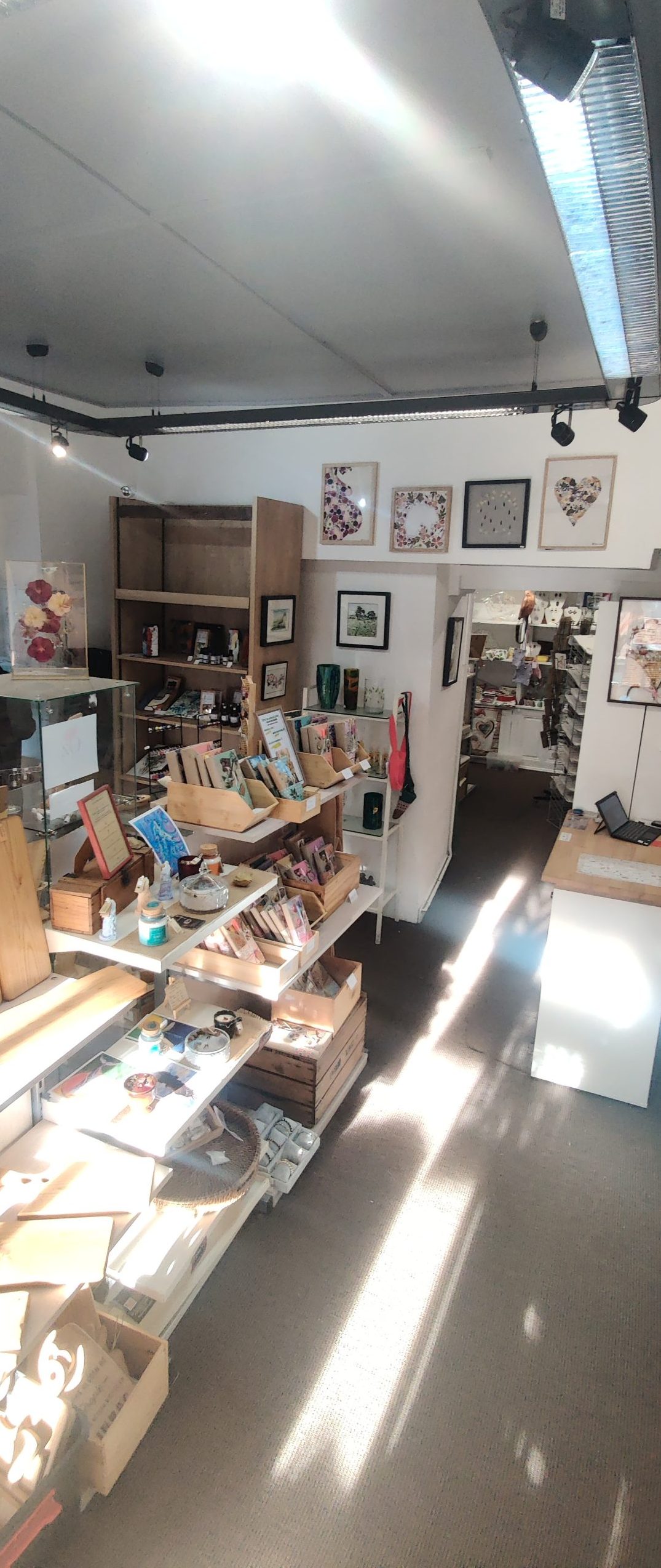 Intérieur de la boutique L'échoppe des Créateurs à Saint-Flour